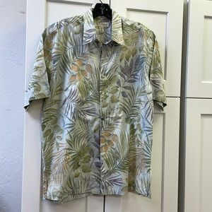 TORI RICHARD ALOHA SHIRT MEDIUM COLOR IVORY WITH FLORAL PRINT 100% COTTON LAWN